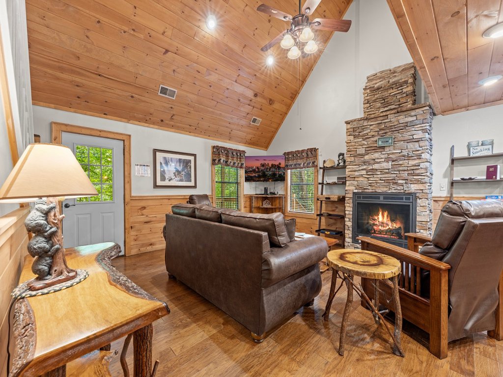 Sugar Bear Mountain Hideaway Vacation Rental in Pigeon Forge - RedAwning