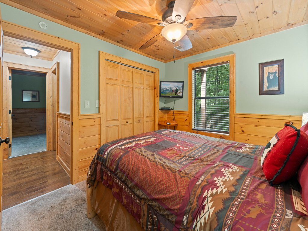 Sugar Bear Mountain Hideaway Vacation Rental in Pigeon Forge - RedAwning