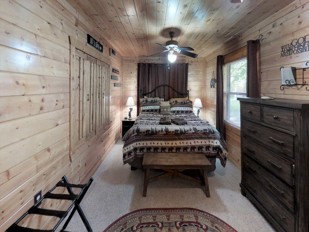 Creeksong Hollow Vacation Rental in Sevierville - RedAwning