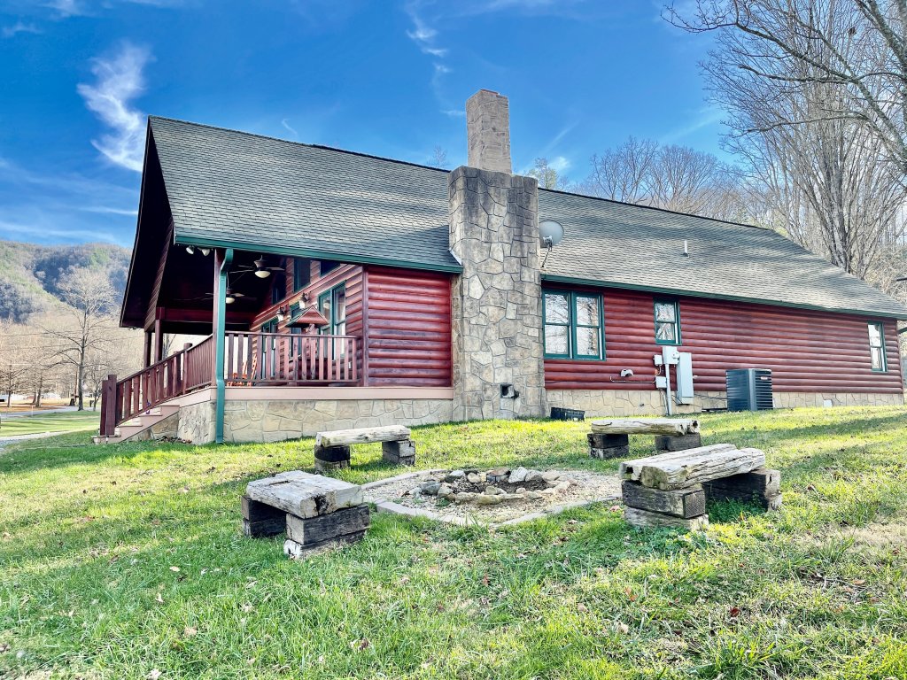 Little Sugar Camp Vacation Rental in Sevierville - RedAwning