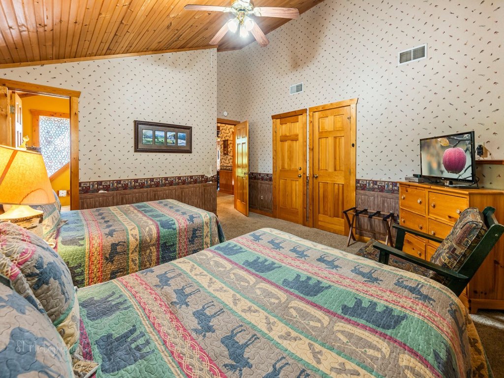 Smoky Mountain Lodge Vacation Rental in Sevierville - RedAwning