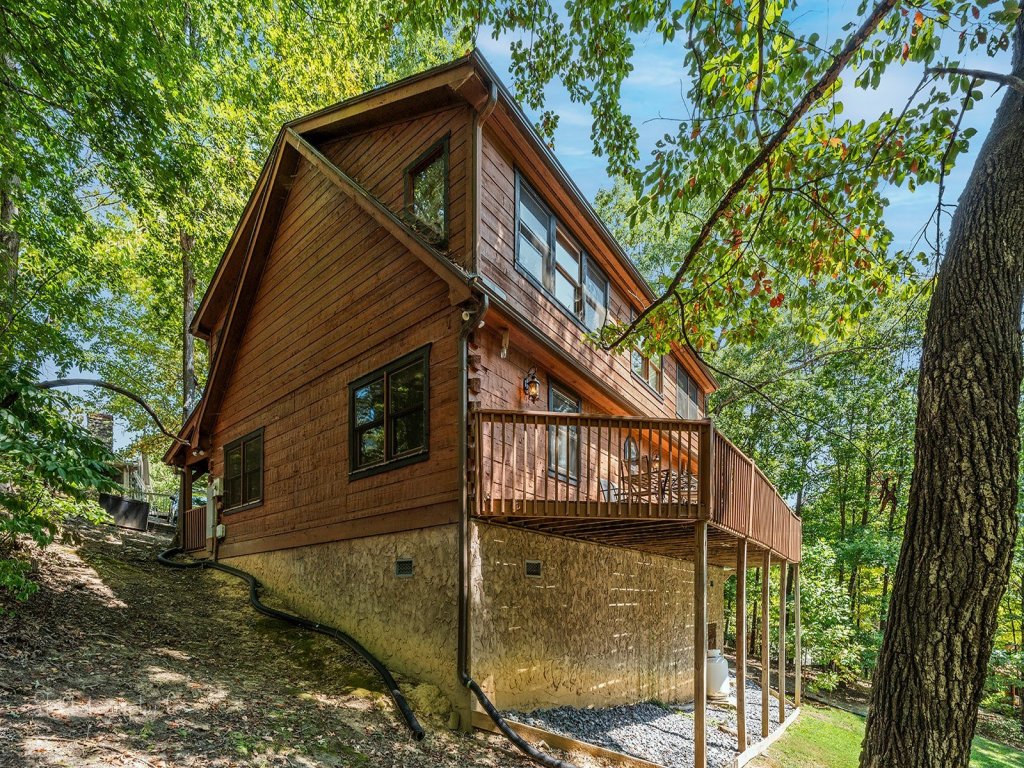 Smoky Mountain Lodge Vacation Rental in Sevierville - RedAwning