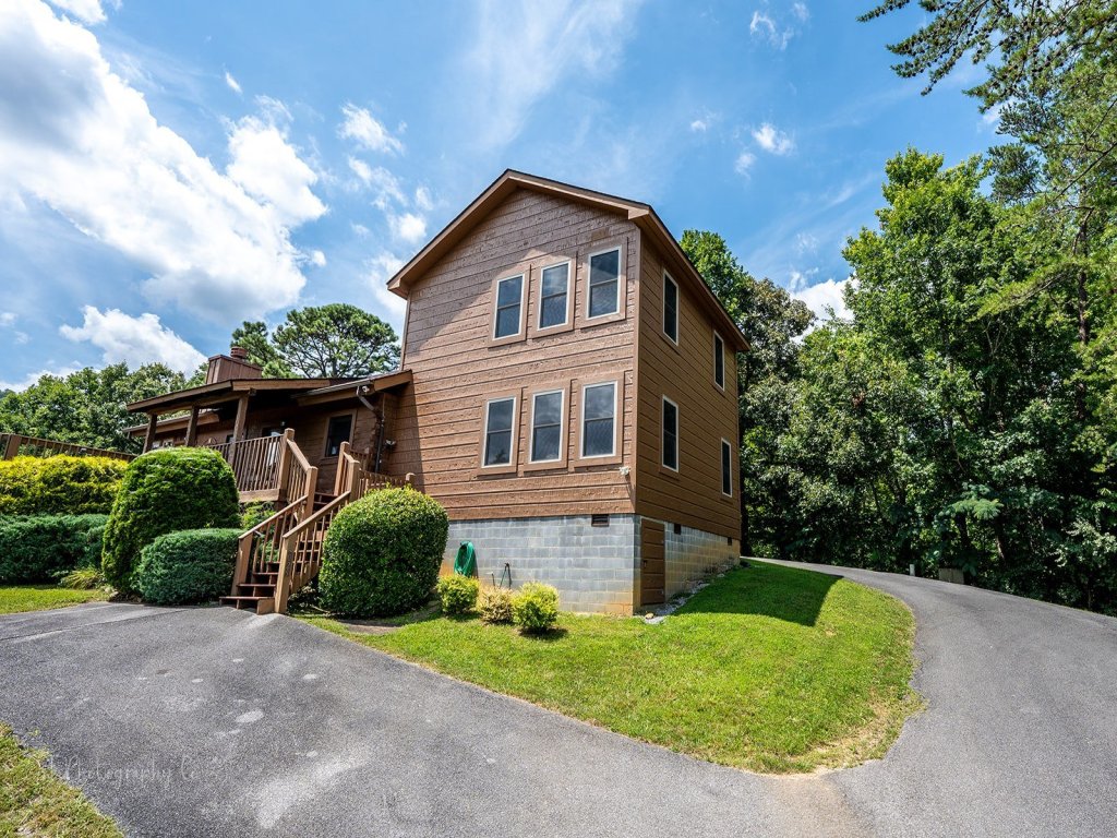 Hunter Jack's Vacation Rental in Sevierville - RedAwning