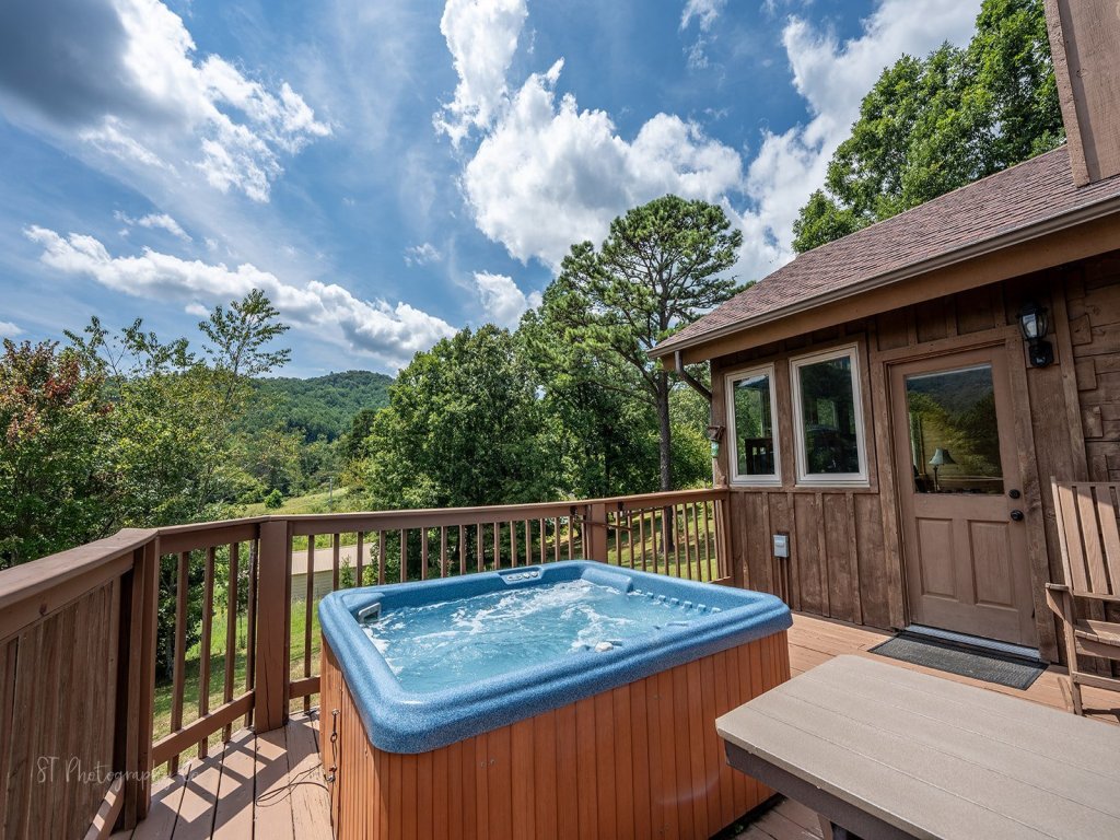 Hunter Jack's Vacation Rental in Sevierville - RedAwning