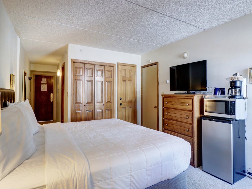 Perfectly Located Hotel Room, Steps to American Eagle chair - Ski-In Ski-Out Property - MP518H Vacation Rental in Copper Mountain - RedAwning