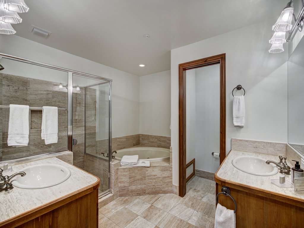 Ski In / Ski Out 1 Br 2 Bath Condo in Elkhorn Vacation Rental in Beaver Creek - RedAwning