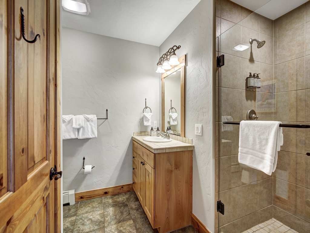 Modern 3Br Mountain Townhouse - Winter Escape Mins to Slopes Vacation Rental in Breckenridge - RedAwning