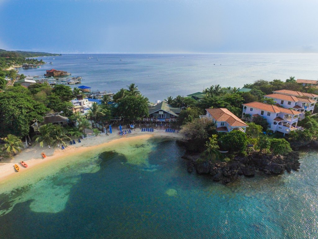 Bella Luna Beach House 3 Bedroom Vacation Rental in West End - RedAwning