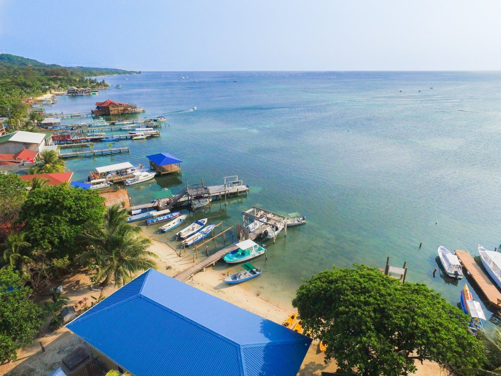 Bella Luna Beach House 3 Bedroom Vacation Rental in West End - RedAwning