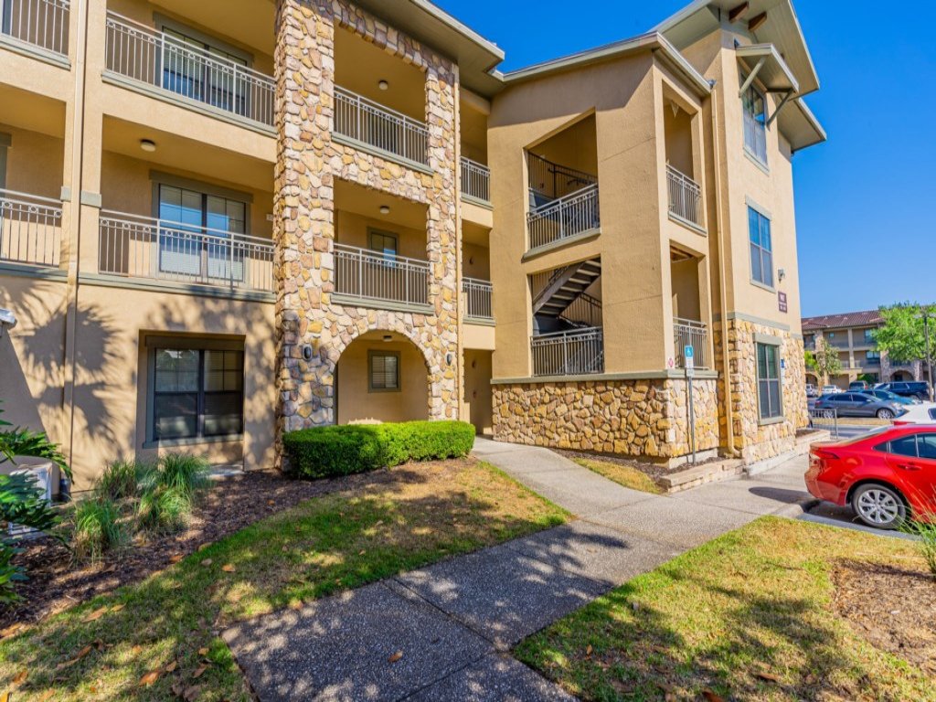  Bella Piazza Condo Vacation Rental in Davenport - RedAwning