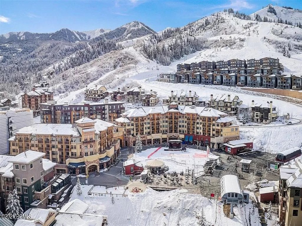 Your own balcony, full kitchen in Canyons Village Save 20% on 7+ Nights! Vacation Rental in Park City - RedAwning