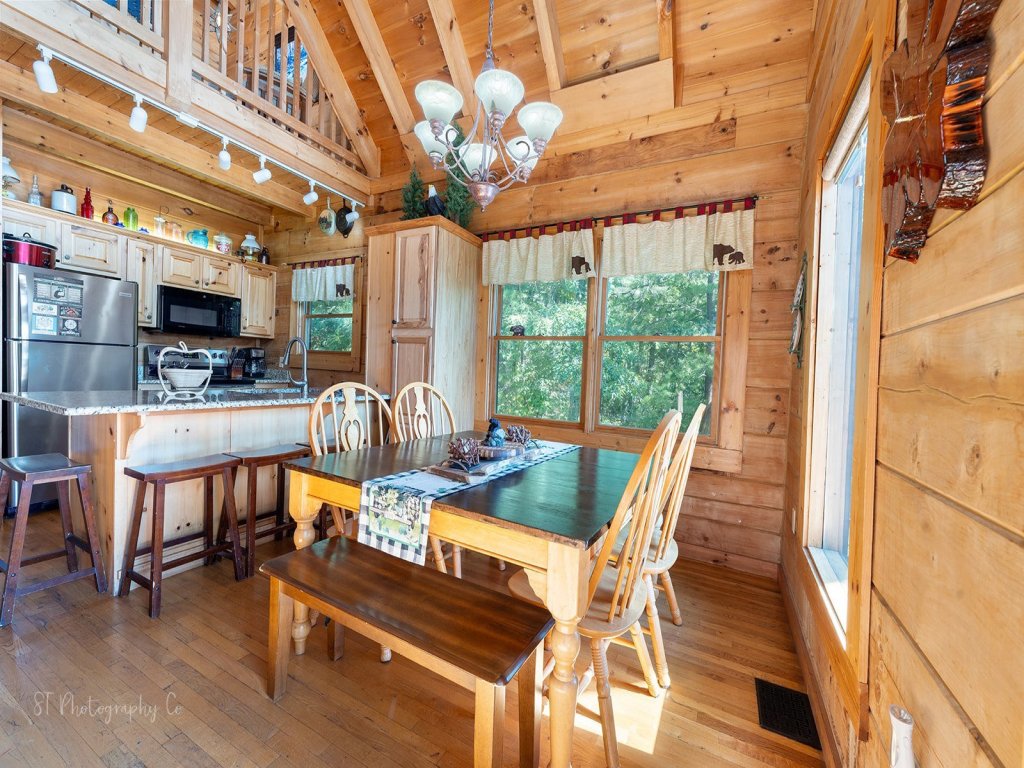 Majestic Eagle Vacation Rental in Sevierville - RedAwning