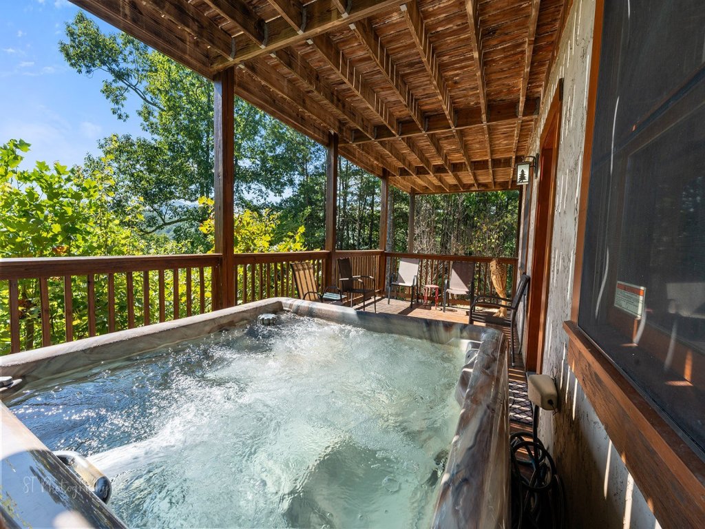 Majestic Eagle Vacation Rental in Sevierville - RedAwning