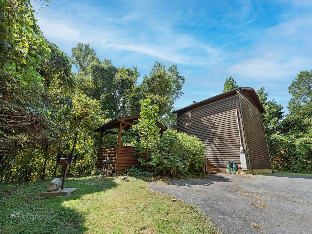 Paw Prints Secluded Mountain View Cabin with Hot Tub and Pool Table Vacation Rental in Sevierville - RedAwning