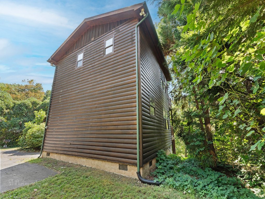 Paw Prints Secluded Mountain View Cabin with Hot Tub and Pool Table Vacation Rental in Sevierville - RedAwning