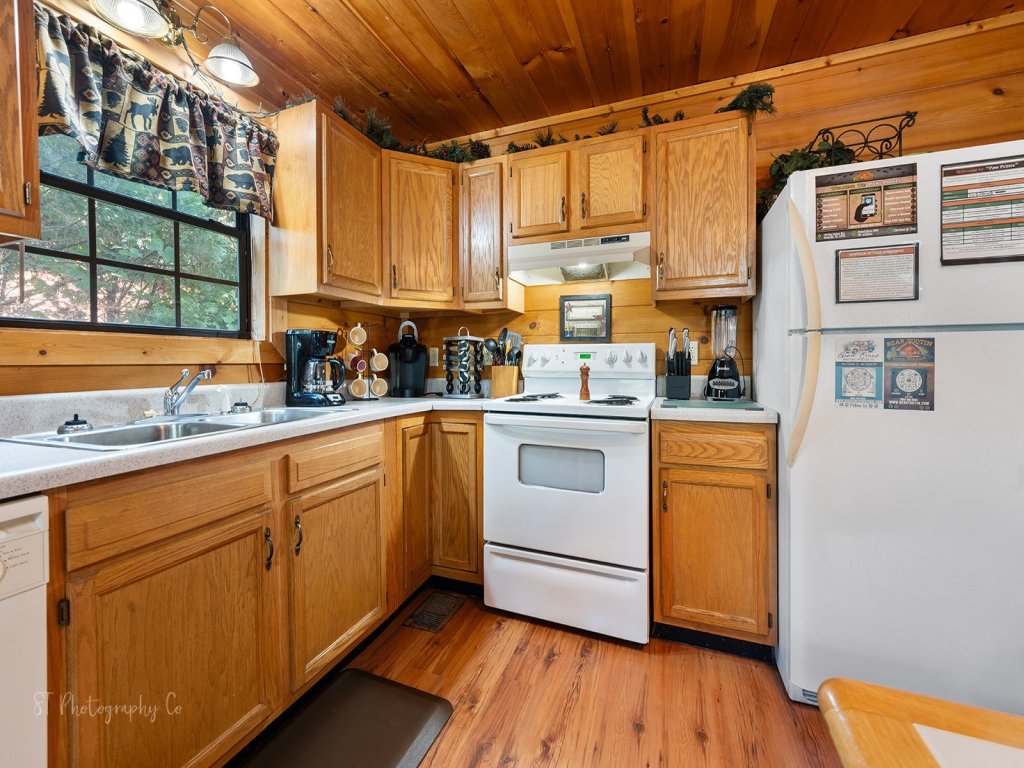 Paw Prints Secluded Mountain View Cabin with Hot Tub and Pool Table Vacation Rental in Sevierville - RedAwning