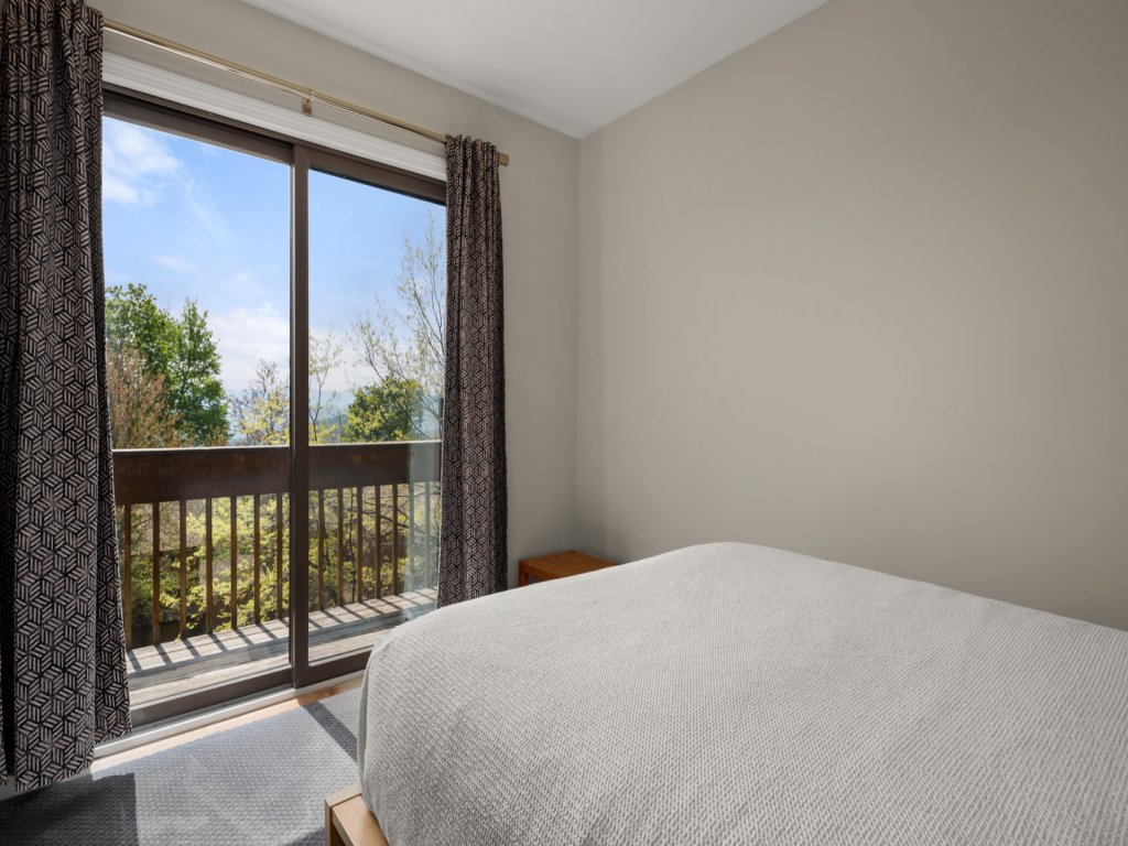 41 Summit Condo Near Mountain Shuttle Vacation Rental in Warren - RedAwning