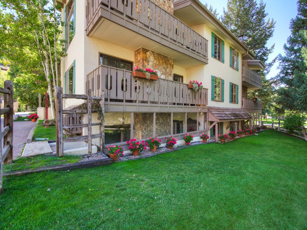Cozy Riva Ridge Condo with 1 BR in Vail Village Save 20% on 7+ Nights! Vacation Rental in Vail - RedAwning