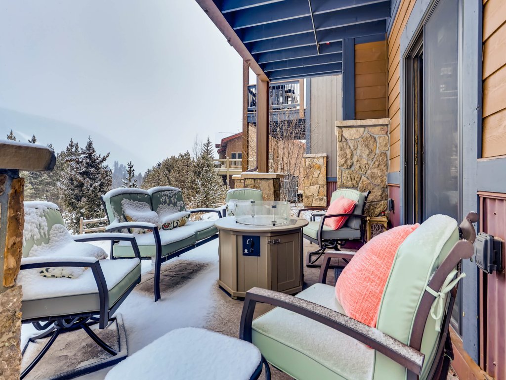 New Luxury 3Bdr townhome with Stunning Décor, Mountain Views Vacation Rental in Keystone - RedAwning