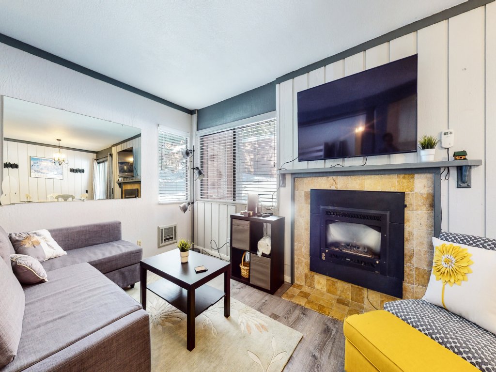 Mammoth Ski & Racquet Club #4 Vacation Rental in Mammoth Lakes - RedAwning