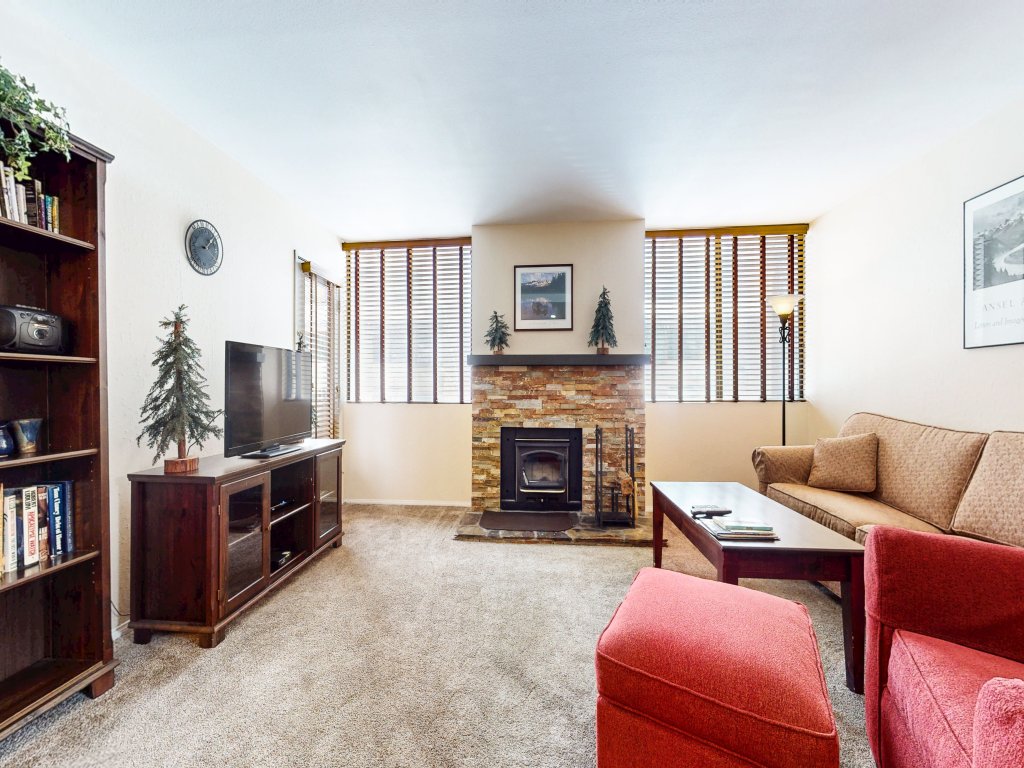 San Sierra 10 Updated Condo, with Complex Jacuzzi, Short Walk to The Village Vacation Rental in Mammoth Lakes - RedAwning