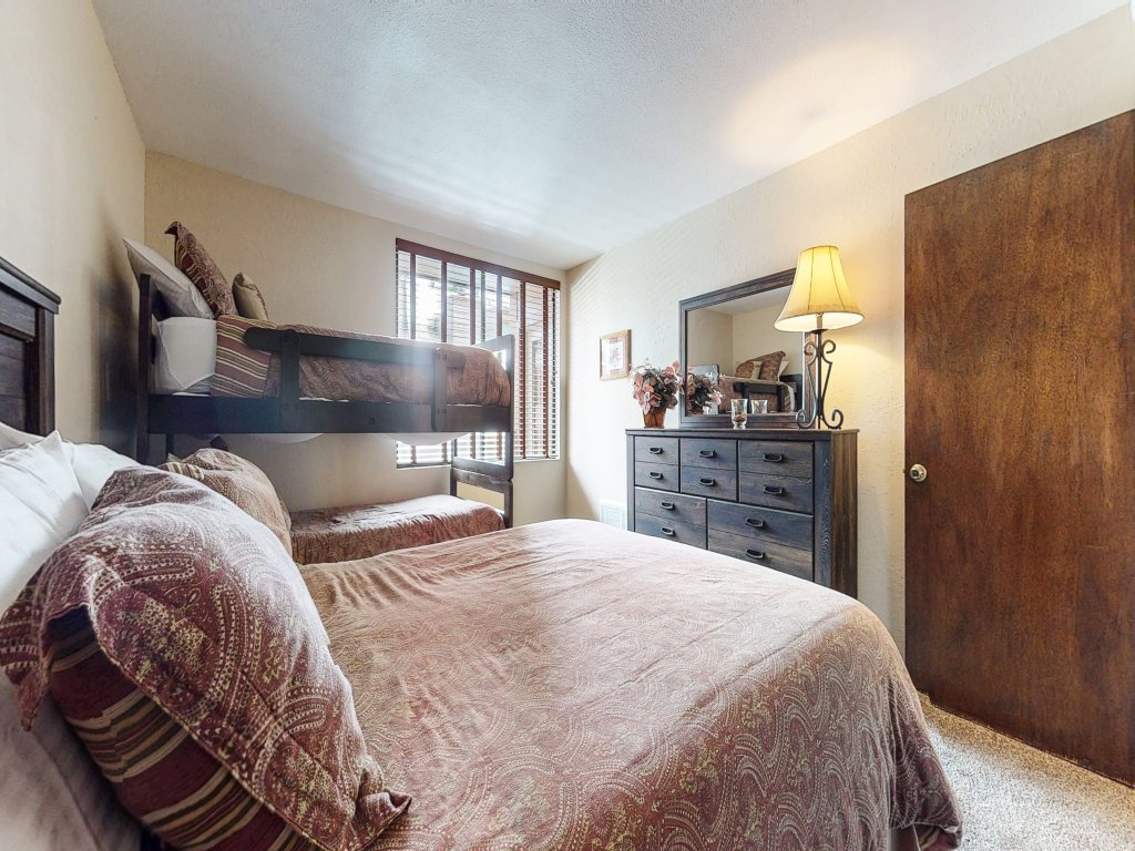 San Sierra 10 Updated Condo, with Complex Jacuzzi, Short Walk to The Village Vacation Rental in Mammoth Lakes - RedAwning