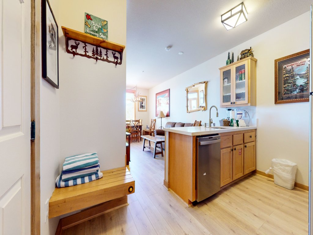 Sunstone 103 Updated Condo At Sunstone Lodge with Great Complex Amenities, near Ski-In Ski-Out Vacation Rental in Mammoth Lakes - RedAwning