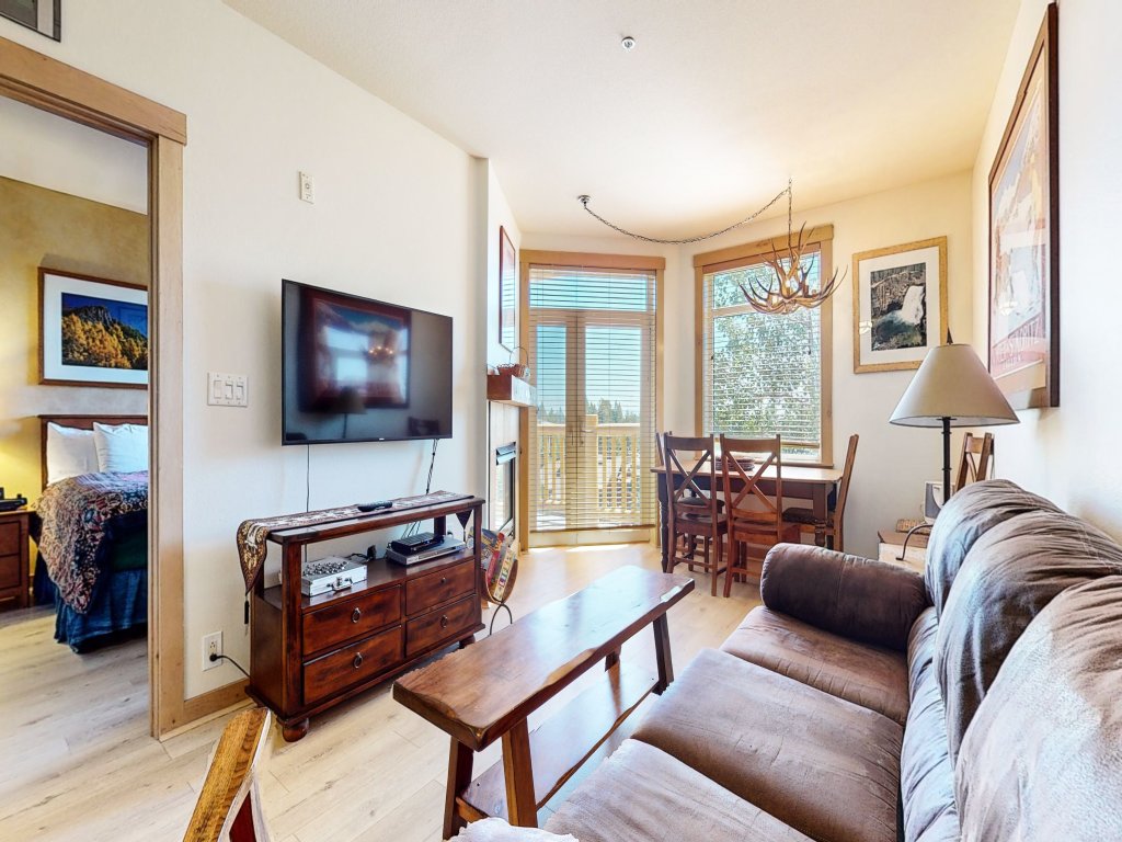 Sunstone 103 Updated Condo At Sunstone Lodge with Great Complex Amenities, near Ski-In Ski-Out Vacation Rental in Mammoth Lakes - RedAwning