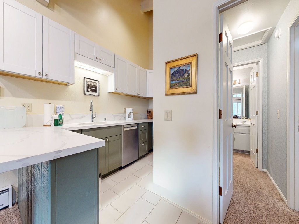 Chateau de Montagne 24 Light And Bright Condo with Private Washer Dryer Right On The Shuttle Route Vacation Rental in Mammoth Lakes - RedAwning