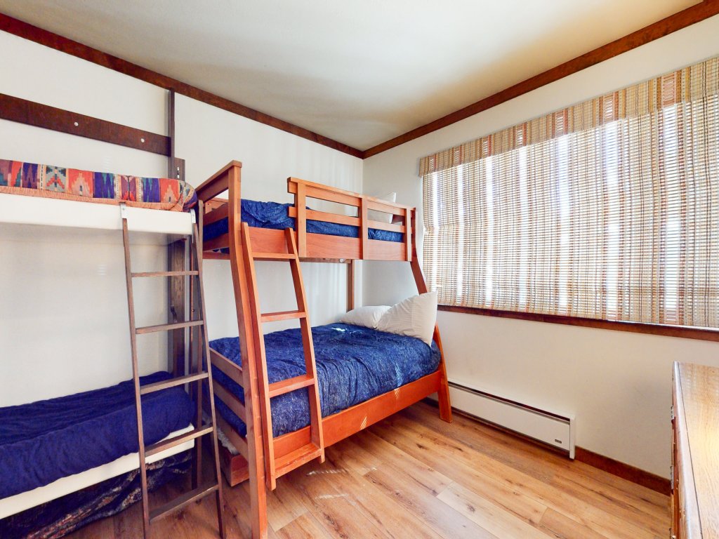 Mammoth West 124 Spacious Condo great for large group, Walk to Canyon Vacation Rental in Mammoth Lakes - RedAwning