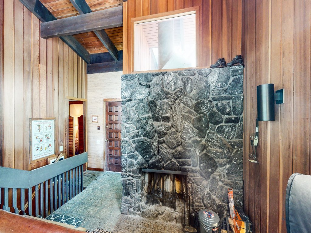 Mammoth West 124 Spacious Condo great for large group, Walk to Canyon Vacation Rental in Mammoth Lakes - RedAwning