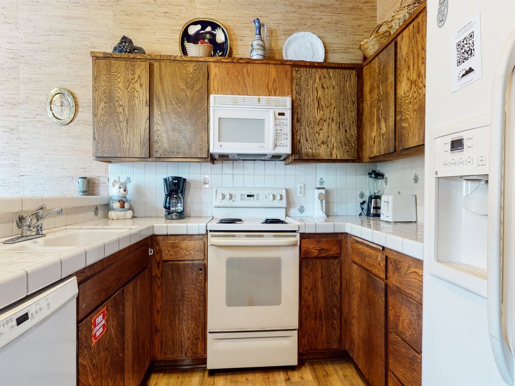 Mammoth West 124 Spacious Condo great for large group, Walk to Canyon Vacation Rental in Mammoth Lakes - RedAwning