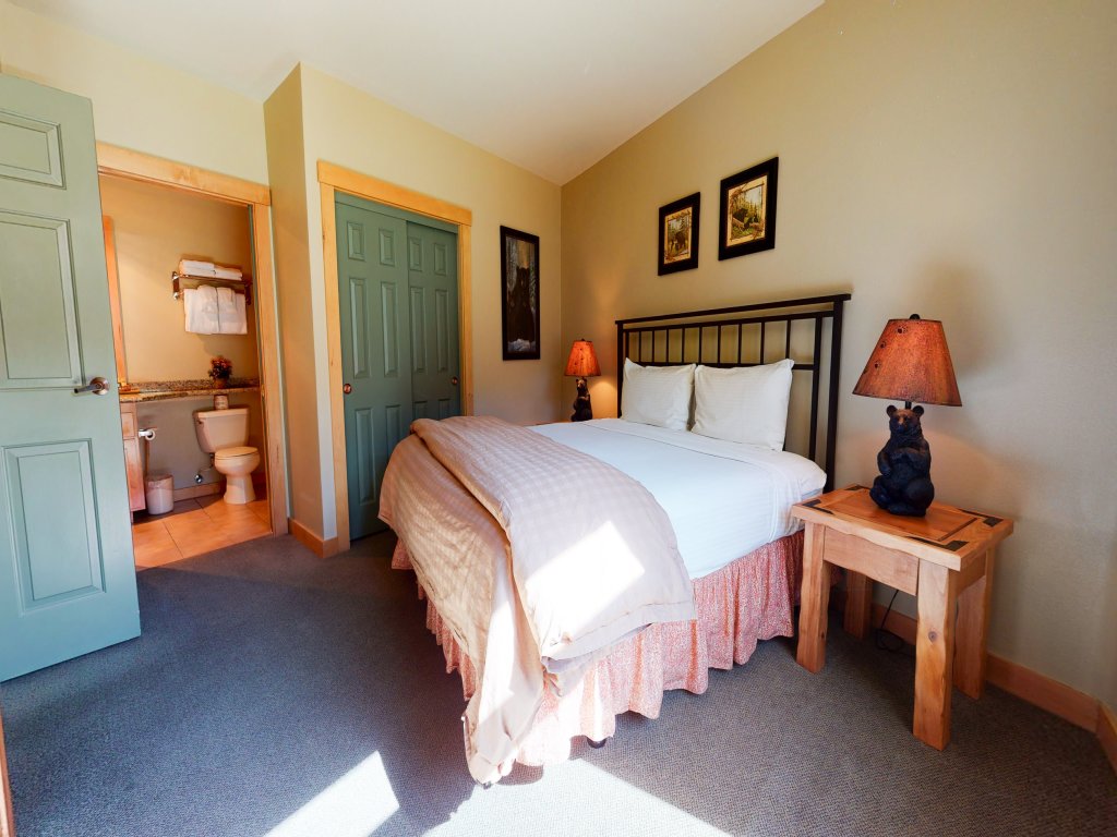 Sunstone 208 Updated Ski-In Ski-Out Condo At Sunstone Lodge with Great Complex Amenities Vacation Rental in Mammoth Lakes - RedAwning