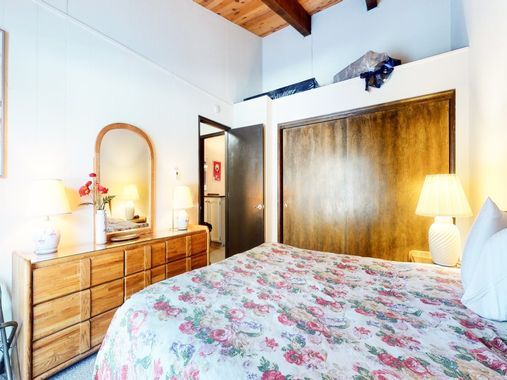Chateau de Montagne 3 Spacious Condo With Great Complex Amenities On the Shuttle Route Vacation Rental in Mammoth Lakes - RedAwning
