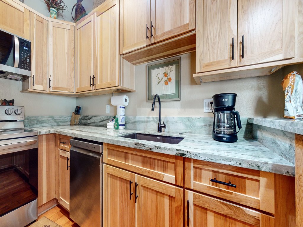 Chateau de Montagne 1 Spacious Townhome with Great Complex Amenities On the Shuttle Route Vacation Rental in Mammoth Lakes - RedAwning