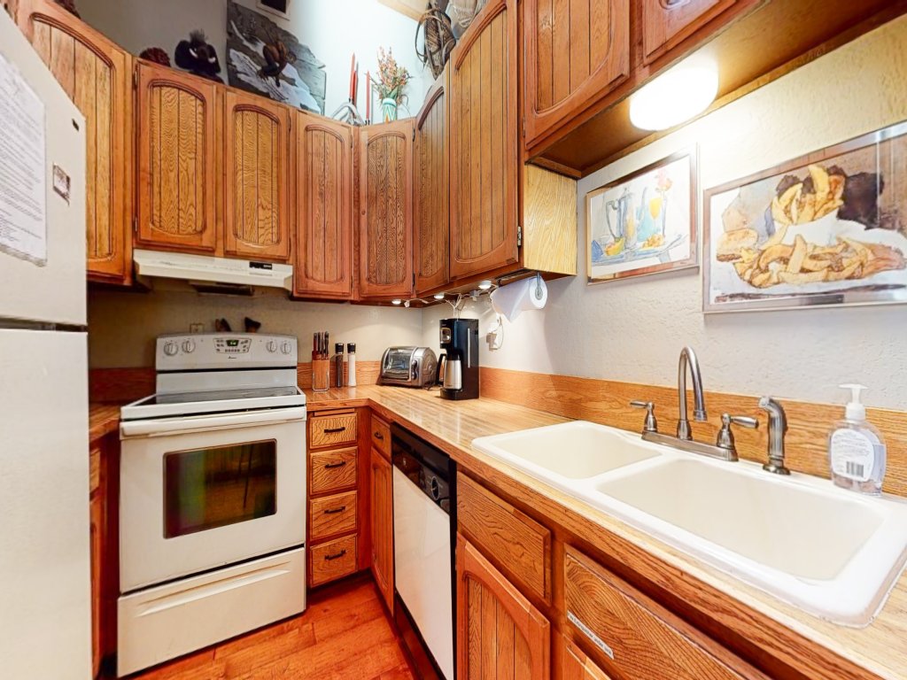 Chateau de Montagne 1 Spacious Townhome with Great Complex Amenities On the Shuttle Route Vacation Rental in Mammoth Lakes - RedAwning