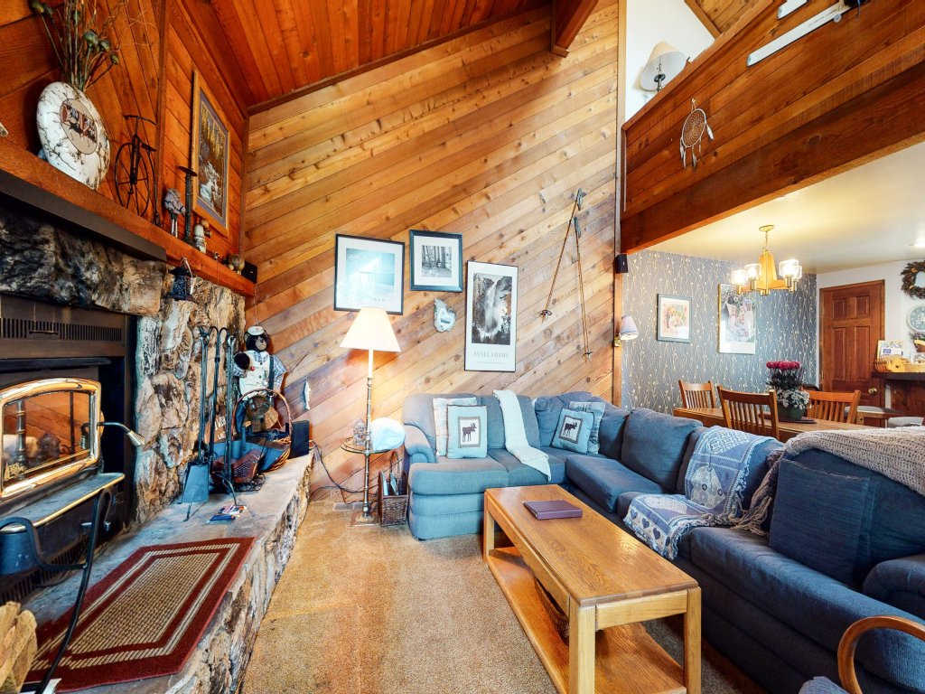 Mammoth Sierra Townhomes 21 Rustic and Spacious Mountain Townhome, Walk to Shops and Restaurants Vacation Rental in Mammoth Lakes - RedAwning