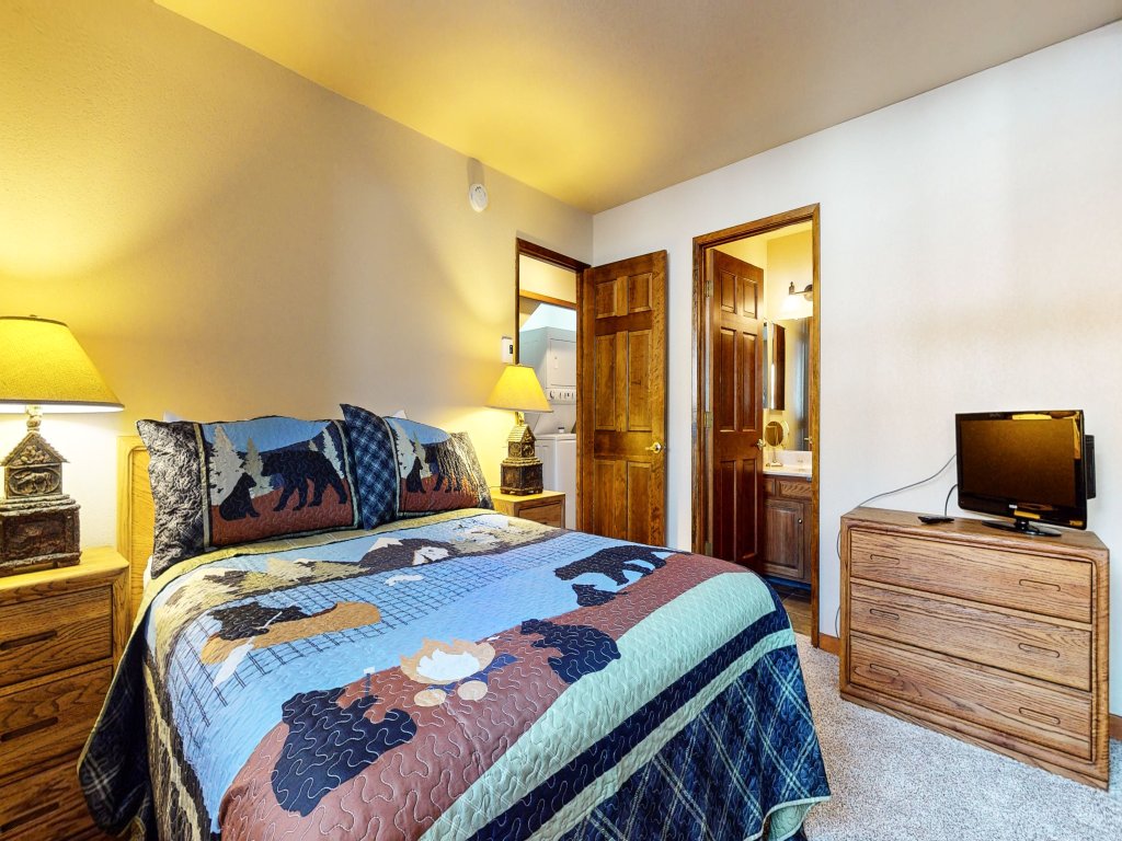Snowflower 26 Remodeled Spacious Condo With Great Complex Amenities Vacation Rental in Mammoth Lakes - RedAwning
