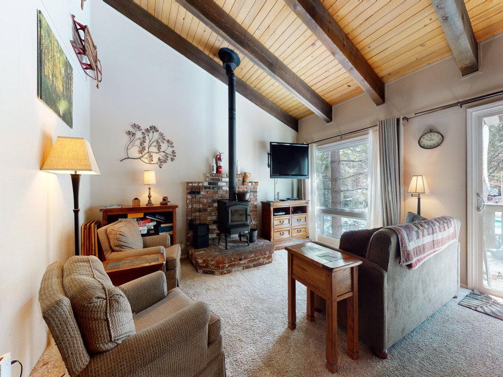 Chateau de Montagne 15 On The Shuttle Route, Walk to Shopping Center, Washer Dryer Vacation Rental in Mammoth Lakes - RedAwning