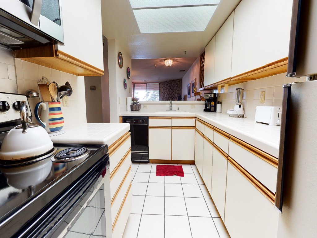 Bridges 105 Pet-Friendly. Ski-in Ski-out Condo with Beautiful Mountain Views and Private Washer Dryer Vacation Rental in Mammoth Lakes - RedAwning