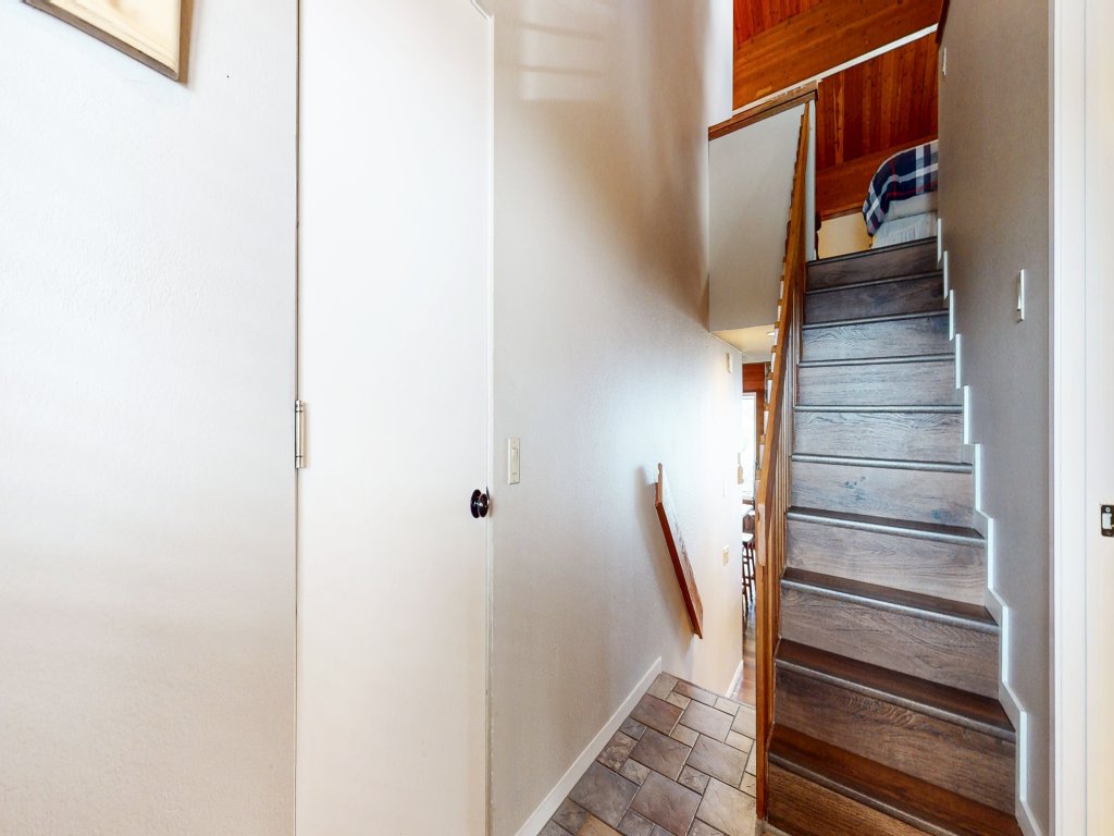 Bridges Townhome 7 Gorgeous Mountain Views, Private Jacuzzi, Steps to Eagle Lodge Vacation Rental in Mammoth Lakes - RedAwning