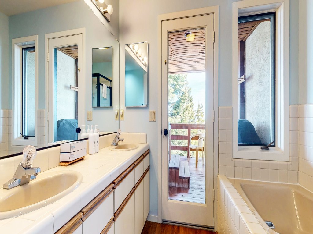 Bridges Townhome 7 Gorgeous Mountain Views, Private Jacuzzi, Steps to Eagle Lodge Vacation Rental in Mammoth Lakes - RedAwning