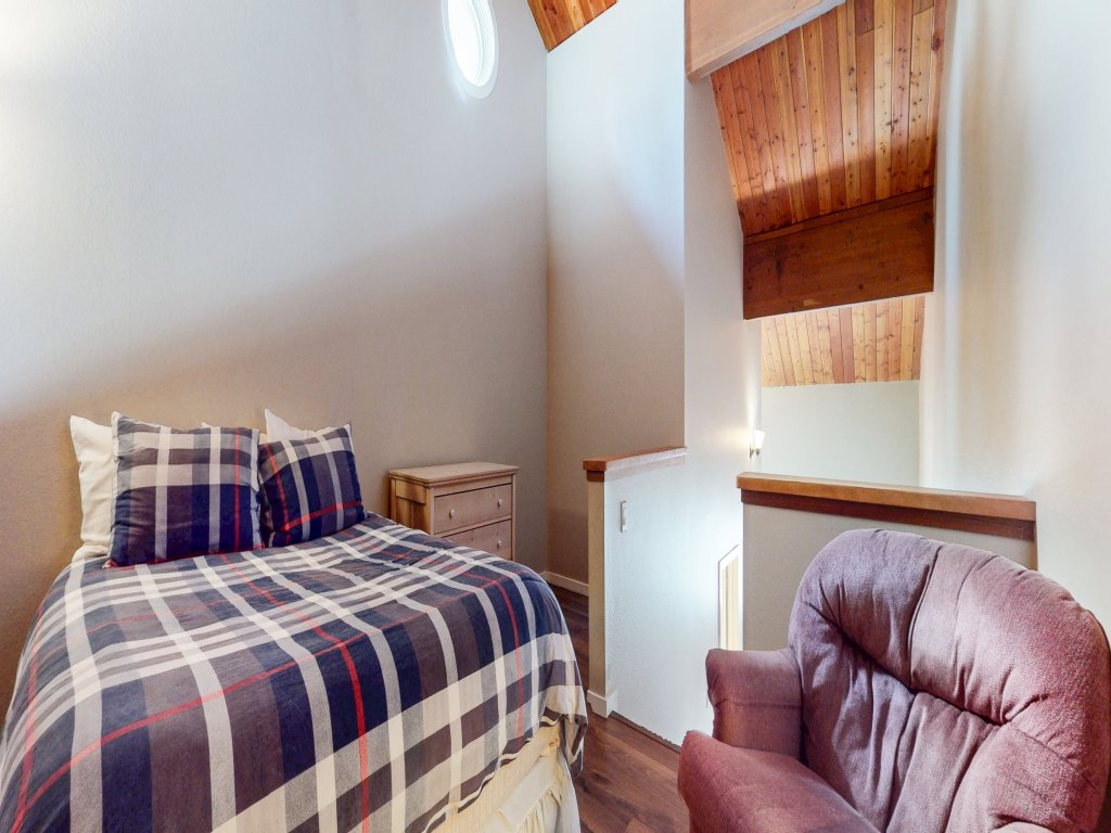 Bridges Townhome 7 Gorgeous Mountain Views, Private Jacuzzi, Steps to Eagle Lodge Vacation Rental in Mammoth Lakes - RedAwning