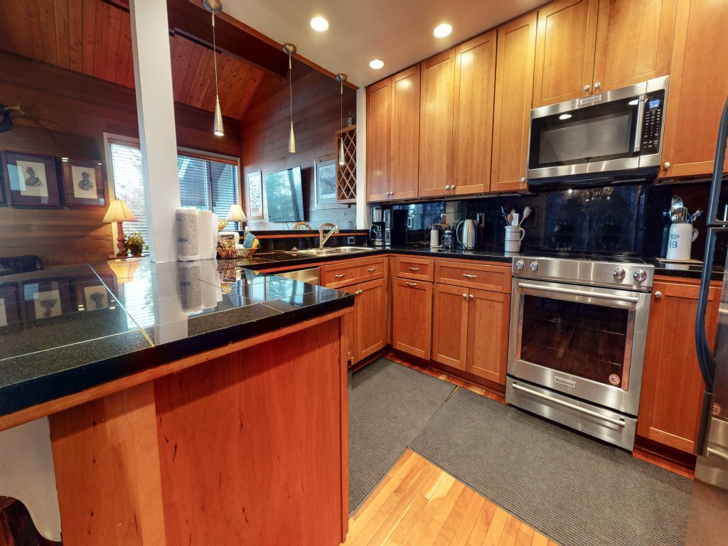 Bridges Townhome 9 Deluxe, Mountain View Townhome with Private Decks and Washer Dryer, Walk to Slopes Vacation Rental in Mammoth Lakes - RedAwning