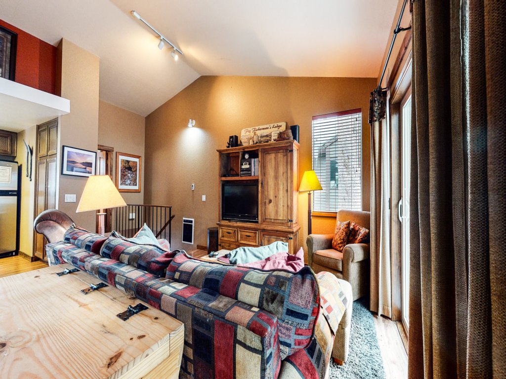 Forest Creek 28 Rustic Updated Condo Vacation Rental in Mammoth Lakes - RedAwning