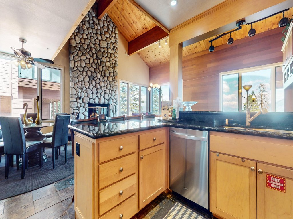 Bridges Townhome 13 Mountain View Townhome just Steps to the Slopes with Private Garage and Washer Dryer Vacation Rental in Mammoth Lakes - RedAwning