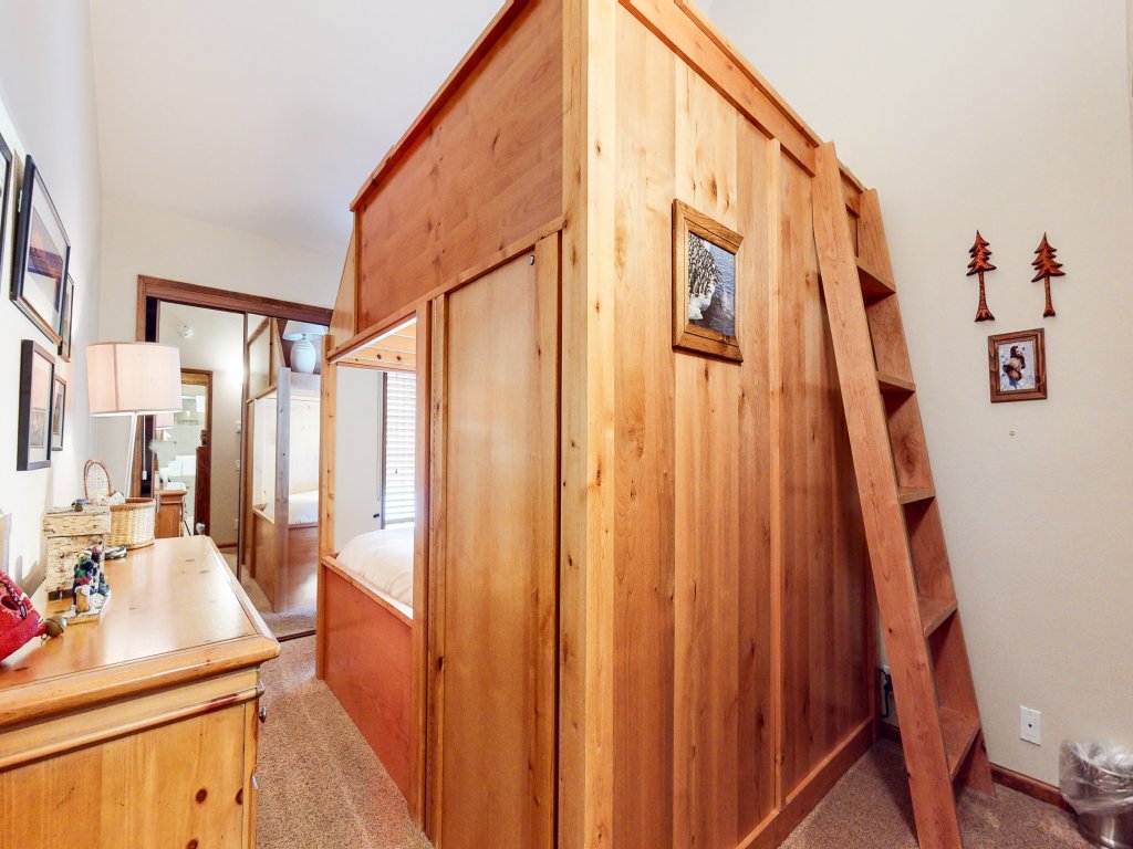 Sierra Megeve 7 Deluxe Remodeled Condo, Just A Short Walk To Canyon Lodge Vacation Rental in Mammoth Lakes - RedAwning