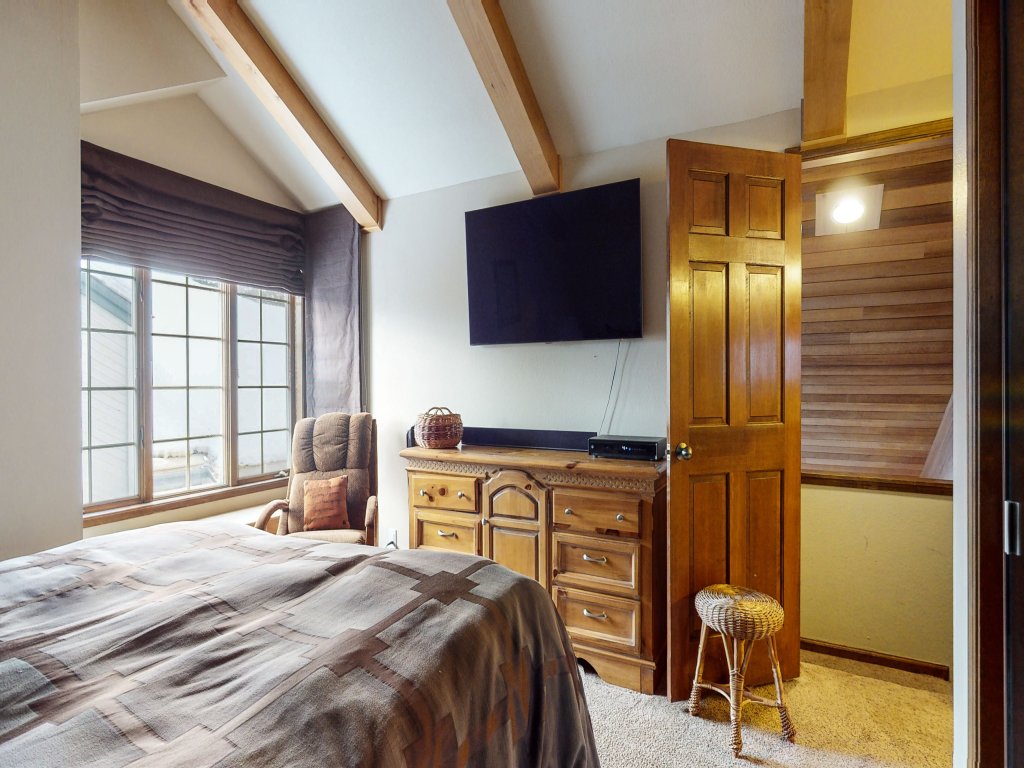 Sierra Megeve 7 Deluxe Remodeled Condo, Just A Short Walk To Canyon Lodge Vacation Rental in Mammoth Lakes - RedAwning