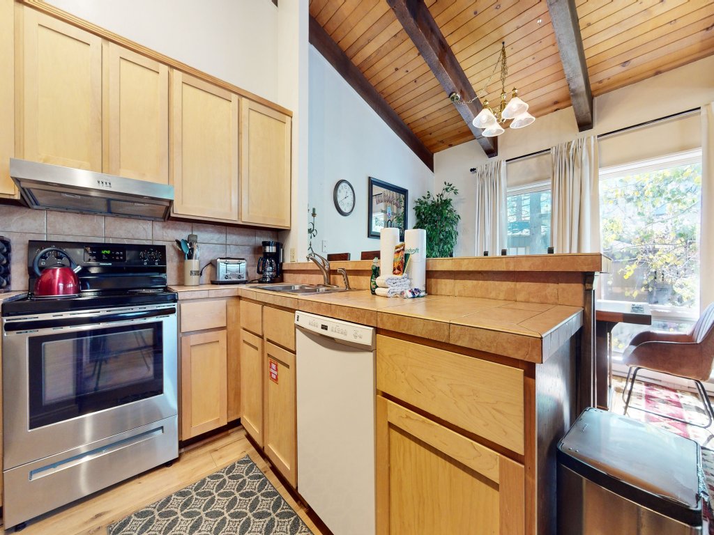 Chateau de Montagne 17 Spacious Family Townhome with Great Complex Amenities On Shuttle Route Vacation Rental in Mammoth Lakes - RedAwning