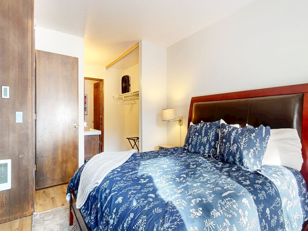 Chateau de Montagne 17 Spacious Family Townhome with Great Complex Amenities On Shuttle Route Vacation Rental in Mammoth Lakes - RedAwning